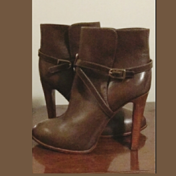 Tory Burch Brown Dorese Leather Ankle Boots - Picture 10 of 10